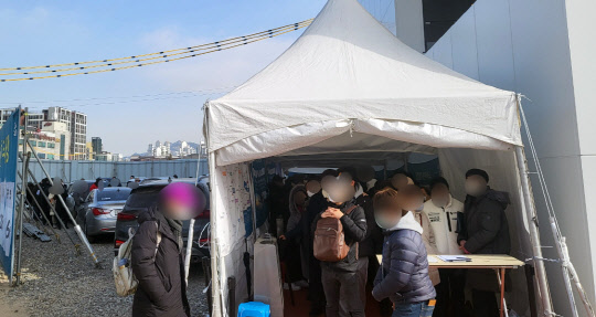 지난 28일 오전 '장위자이 레디언트' 견본주택 개장 전 입장을 위해 대기 중인 인파. 선착순 계약이라 동호수 선점을 위한 오픈런 라인이 견본주택 뒤편 주차장까지 이어졌다. 사진 GS건설